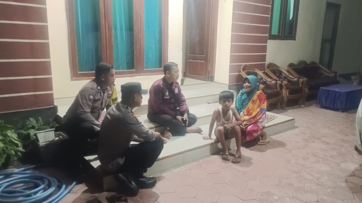 KORBAN HIPNOTIS: Anggota Polsek Kapongan mendatangi rumah Hj. Jamalia warga Dusun Komerian Barat, Desa Seletreng, Kecamatan Kapongan, Jumat (9/5).