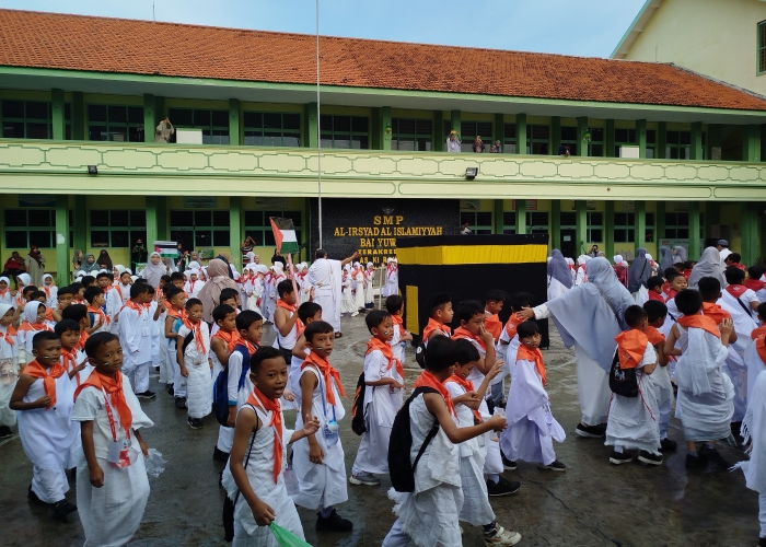 Perguruan Al Irsyad Banyuwangi gelar praktek manasik haji.