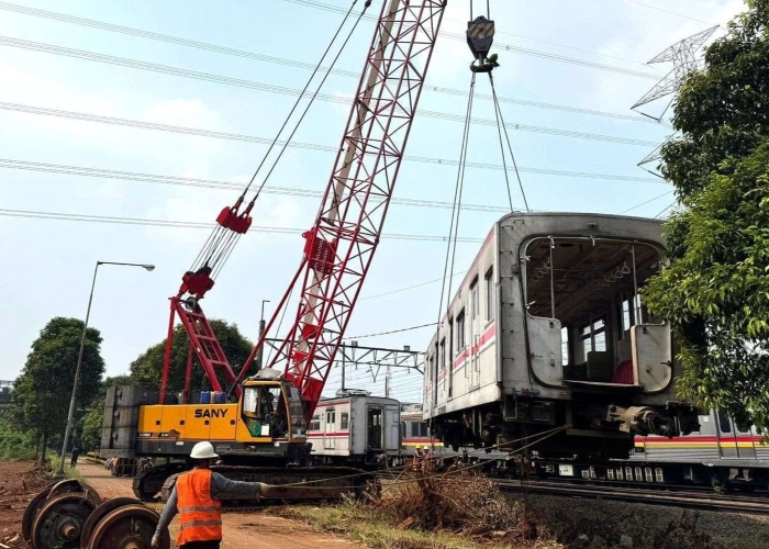 KAI Logistik memindahkan 55 unit KRL afkir dari Depo Depok.