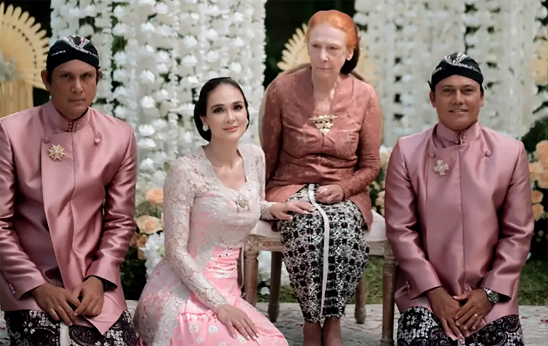 Desa Maya Waltraud Maiyer (dua dari kanan ) ibunda Ismael Dully, Tipi Jabrik, dan Luna Maya. Wanita Austria ini menikah dengan seniman Jawa-Cirebon Uut Bambang Sugeng, (IG luna Maya)