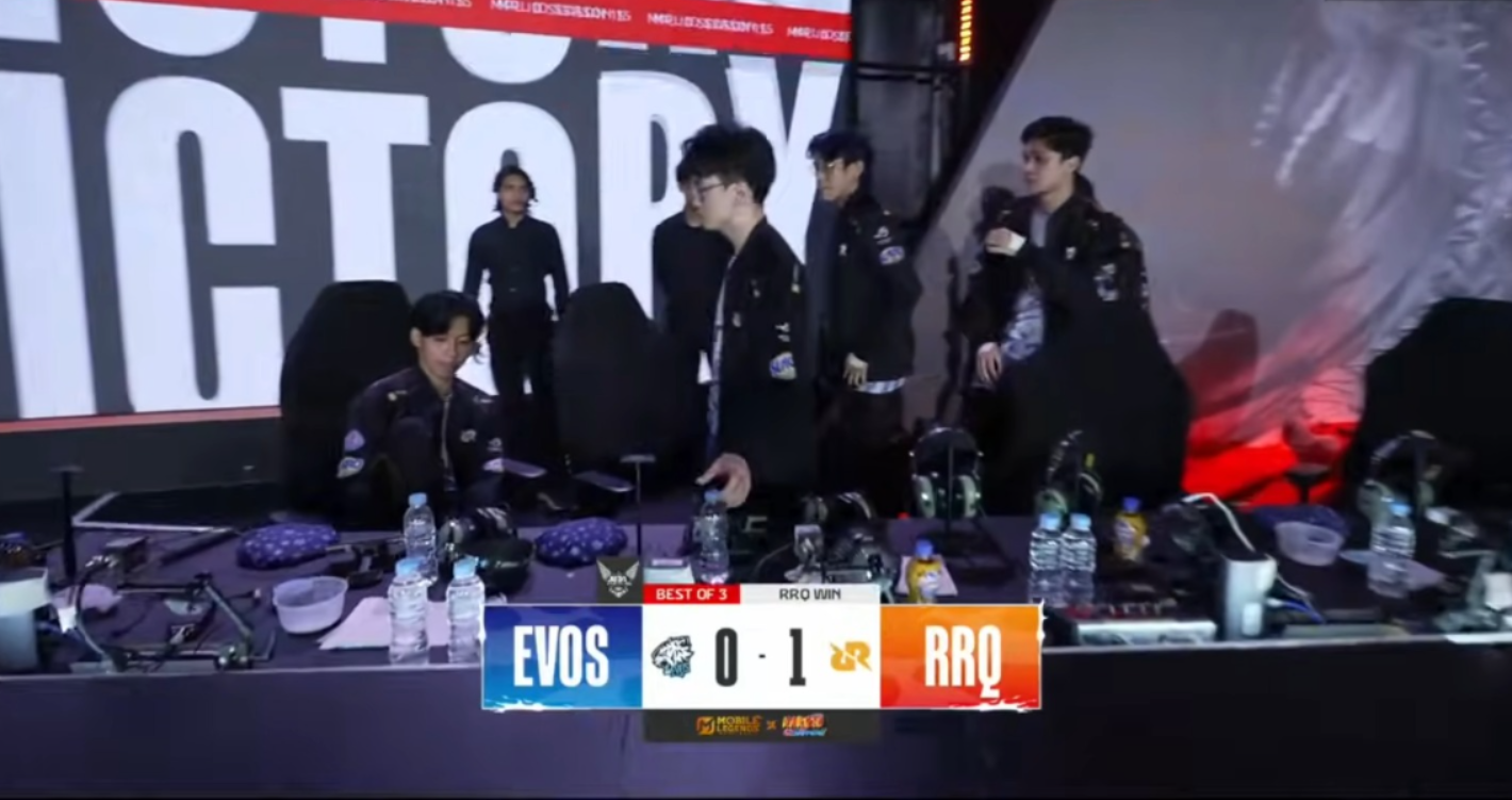 RRQ berhasil ungguli EVOS di game yang pertama , MPL ID S15 Week 7 (YouTube MPL Indonesia).