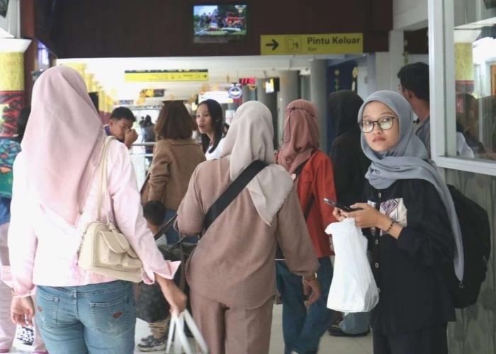 Penumpang kereta api memadati stasiun di wilayah Divre I Sumut.
