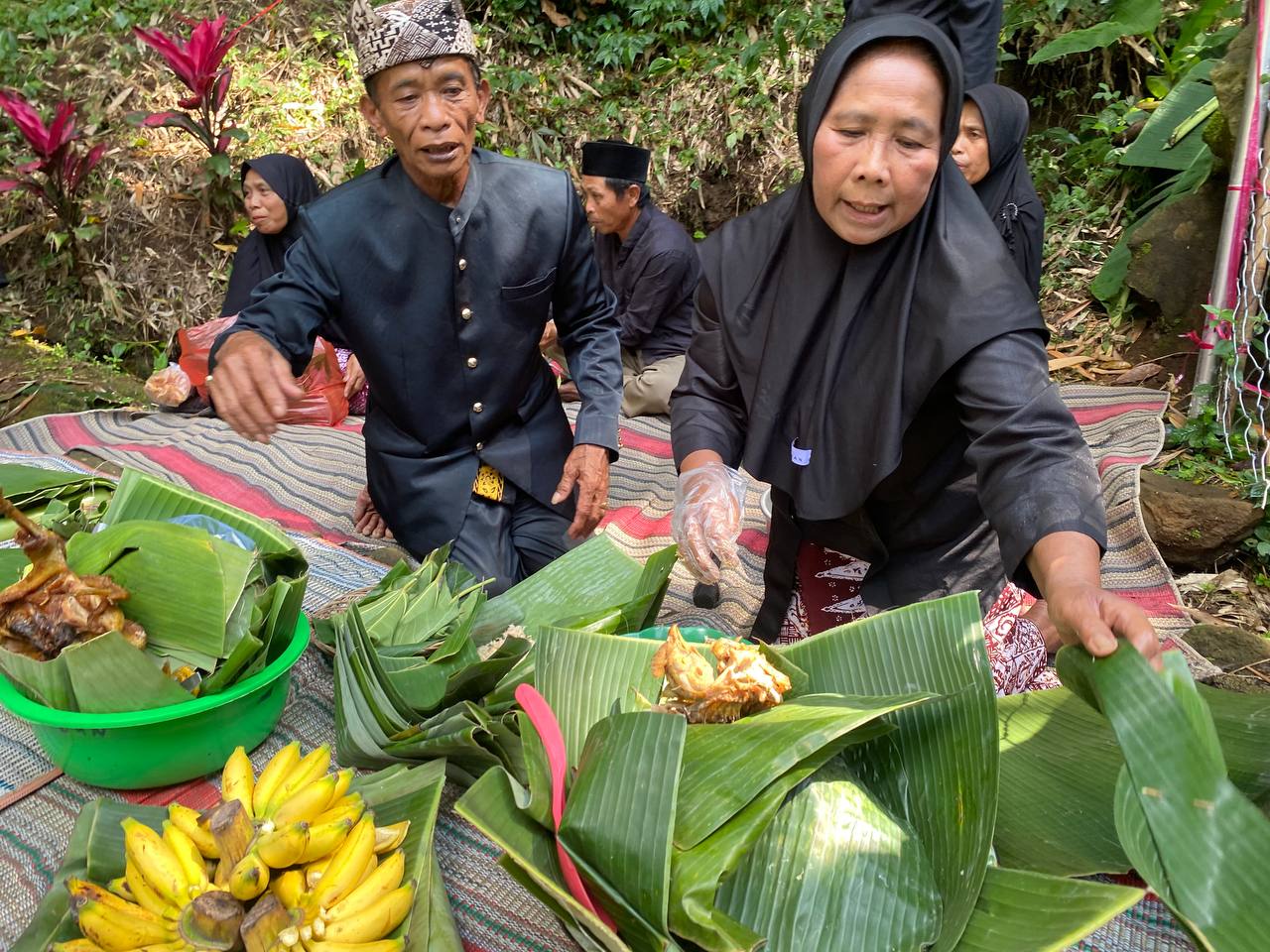 Warga Dusun Rejopuro, Desa Kampunganyar, Kecamatan Glagah, menikmati ithuk wujud syukur berkah mata air di desa setempat. (Ramada Kusuma/Radar Banyuwangi)