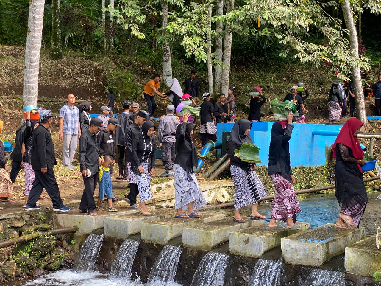Warga Dusun Rejopuro, Desa Kampunganyar, Kecamatan Glagah, membawa ithuk ke sumber mata air setempat. (Ramada Kusuma/Radar Banyuwangi)