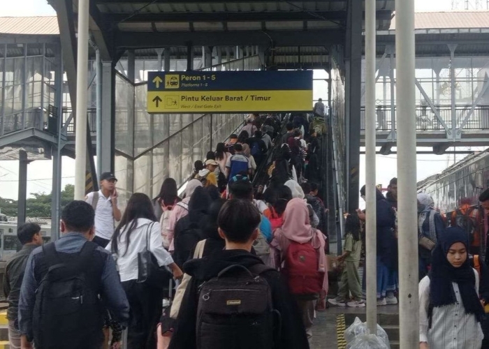 Ribuan penumpang berangkat dari Stasiun Malang pada libur panjang Waisak 2025.
