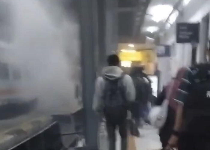 Asap putih pekat muncul saat KA Sritanjung berhenti di Stasiun Rogojampi, Banyuwangi.