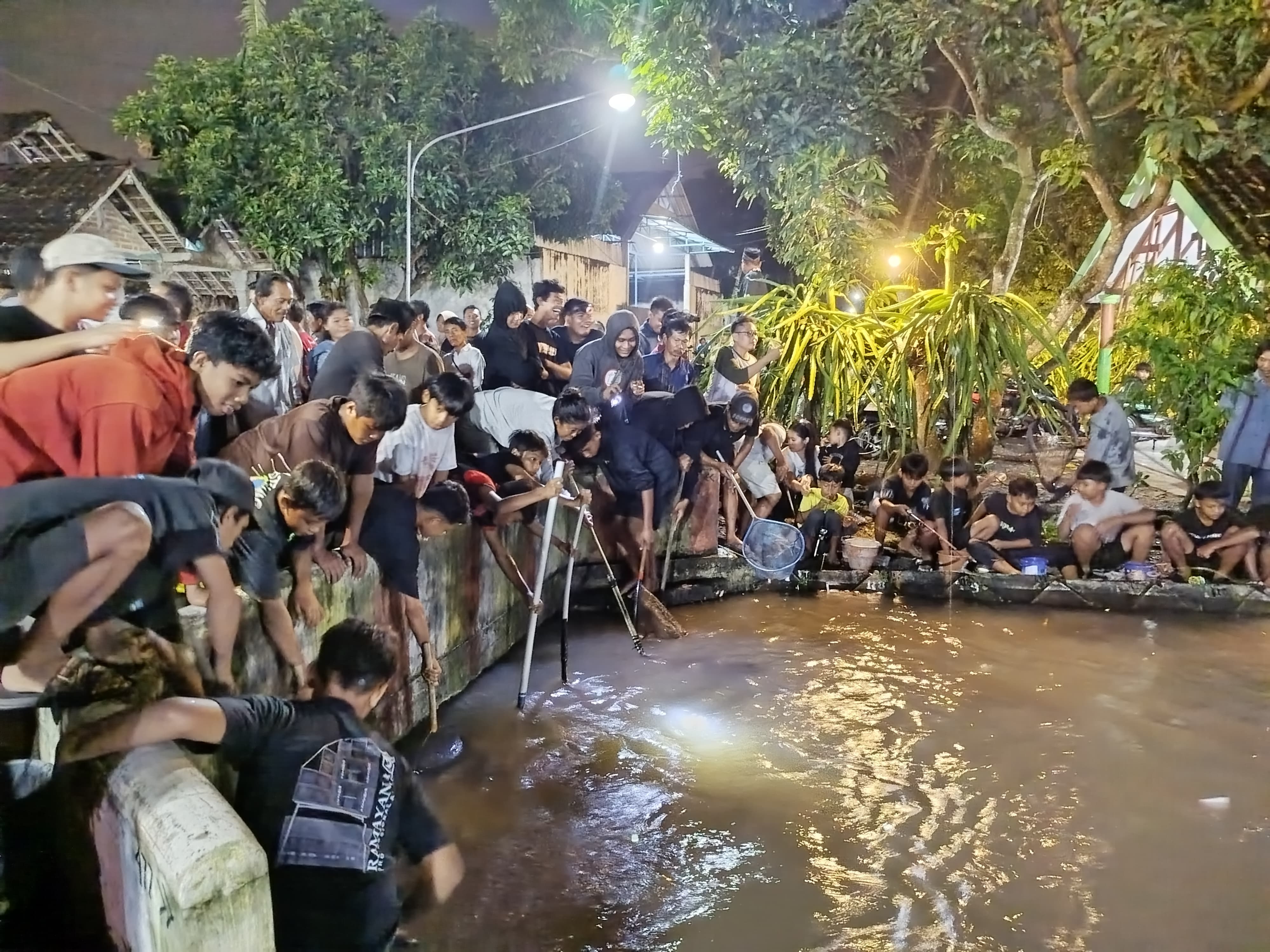 Warga Curahjati meramaikan kegiatan sebelum Hari Raya Waisak oleh Umat Beragama Buddha.
