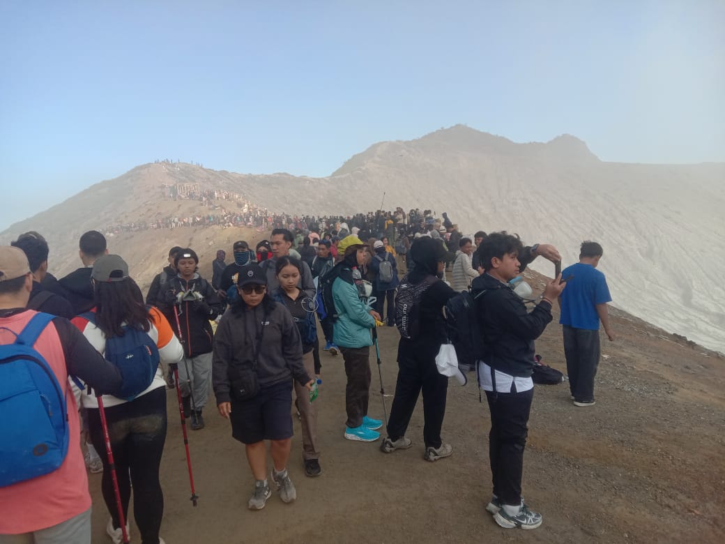 RAMAI: Ribuan wisatawan memadati puncak Ijen Minggu (11/5).