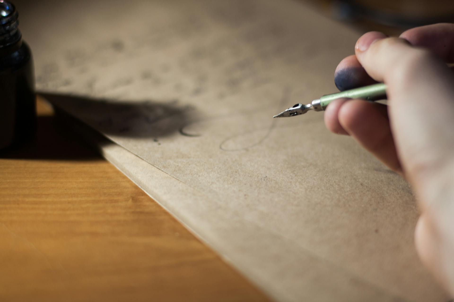 Ilustrasi menulis surat.