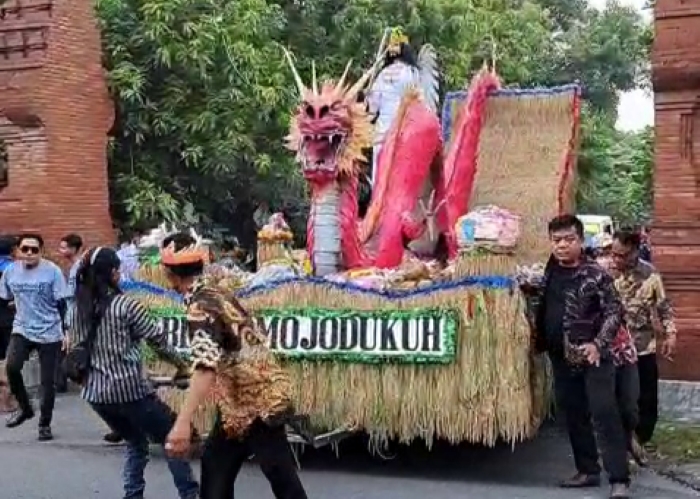 Warga GKJW Mojowarno, Jombang mengarak hasil bumi sebagai ungkapan syukur dalam tradisi Riyaya Unduh-Unduh.