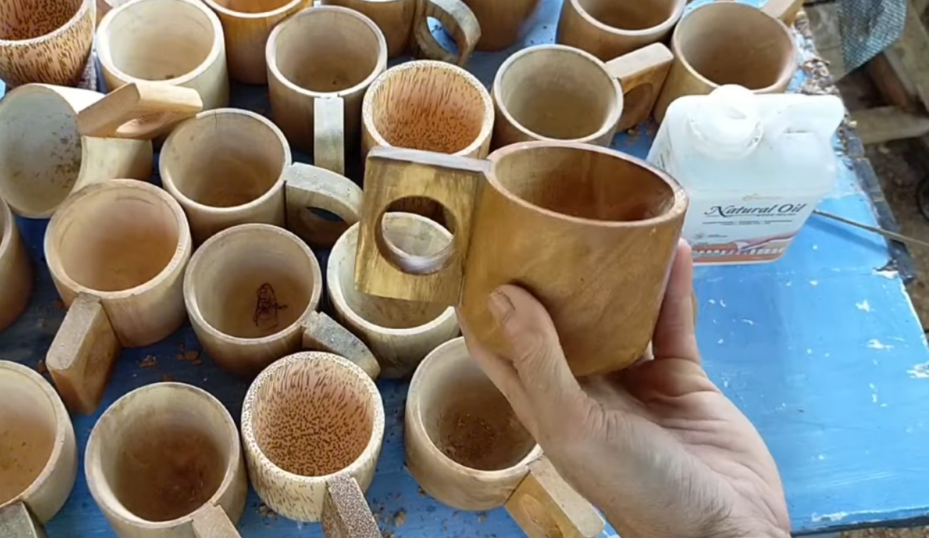 Gelas yang terbuat dari kayu kelengkeng (Youtube kerajinan unik).