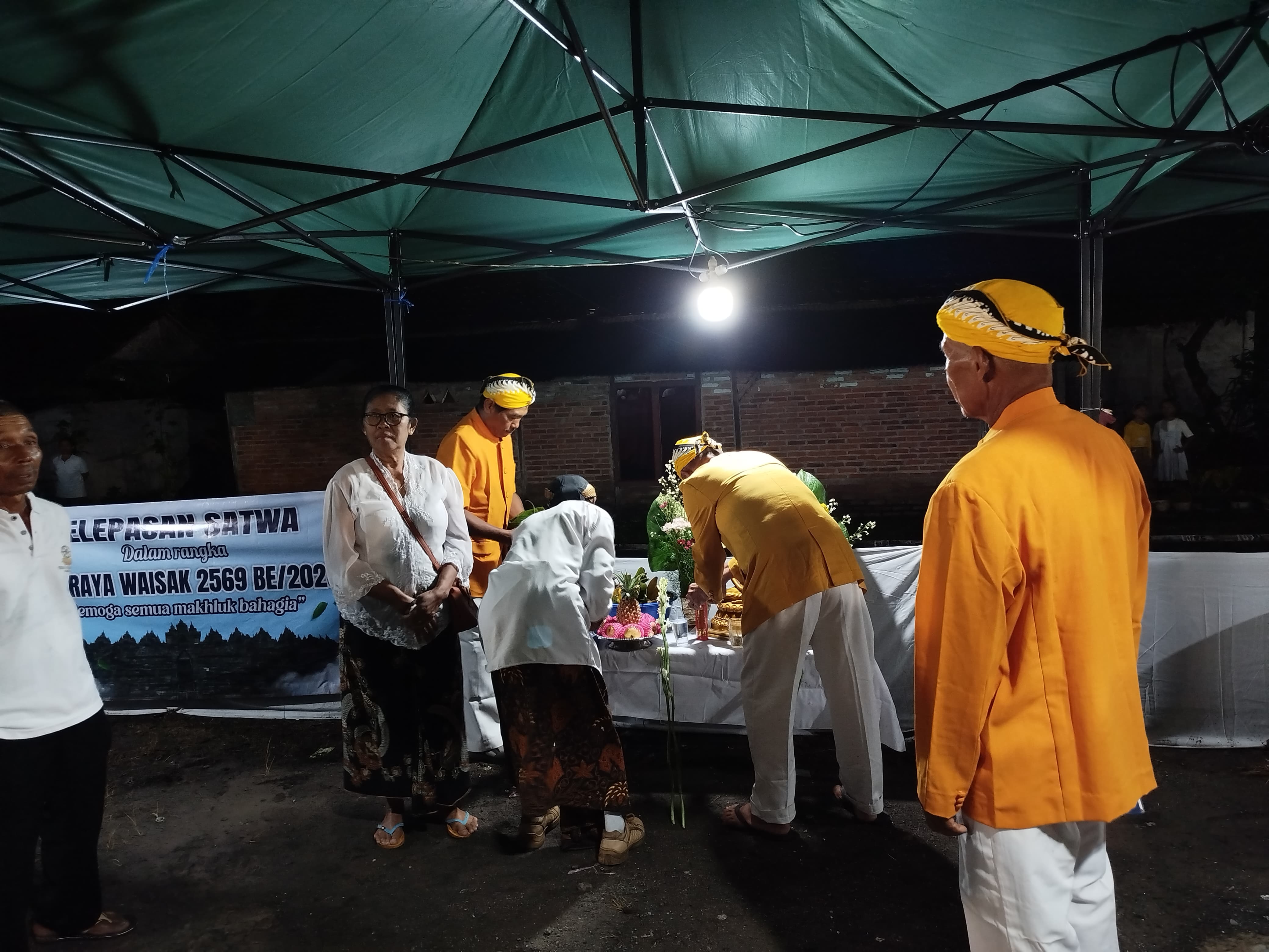 Prosesi Pelepasan Satwa oleh Umat Buddha Curahjati, Grajagan.