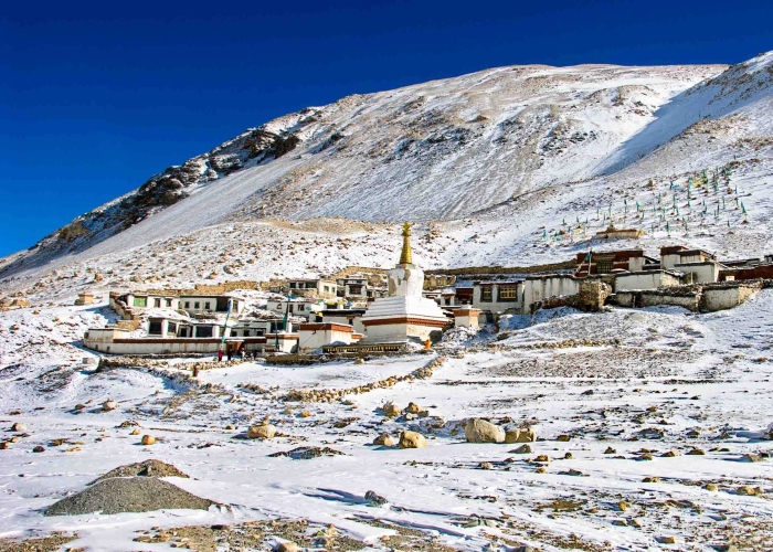 Vihara Rongbuk di Tibet yang berdiri di ketinggian ekstrem di dunia.
