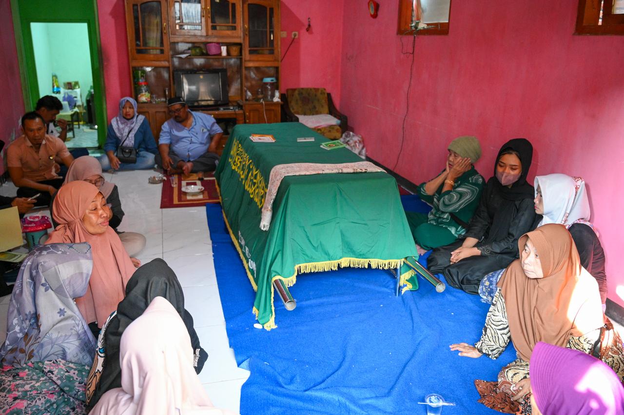 Jenazah Rizal berada di rumah duka Lingkungan Sukowidi, Kalipuro, Banyuwangi, Senin (12/5).
