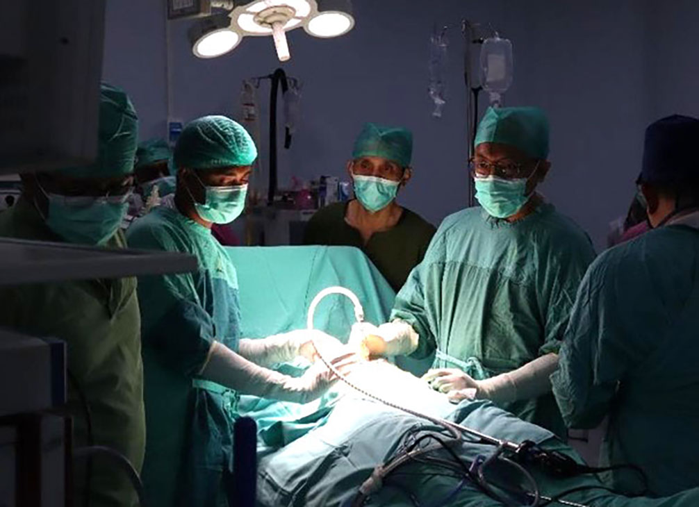 CANGGIH: Tindakan medis dengan metode laparoskopi di ruang operasi RSUD Blambangan Banyuwangi.