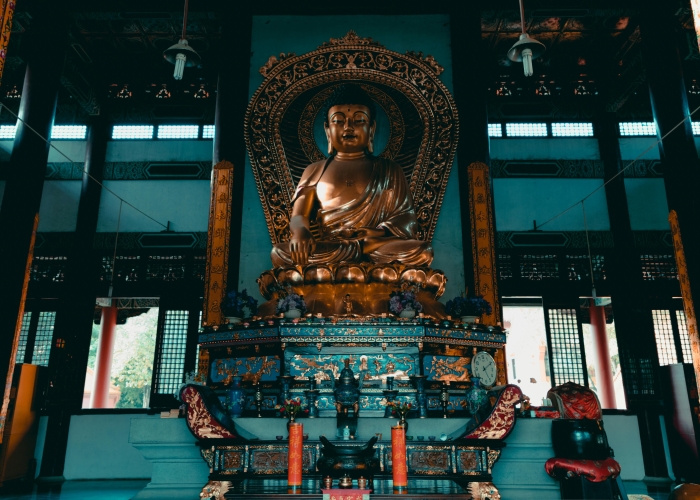 Temukan daftar vihara terbesar di dunia yang menakjubkan, mulai dari Myanmar hingga Tiongkok, simbol spiritualitas dan arsitektur agung.