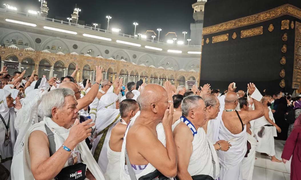 Jemaah asal Indonesia saat melaksanakan umrah wajib begitu sampai di Makkah dari sebelumnya di Madinah. (Media Center Haji 2025)