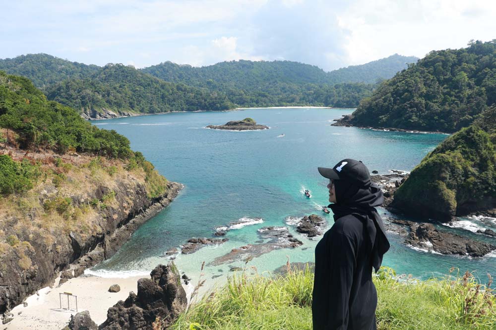EKSOTIS: Bupati Ipuk Fiestiandani mengunjungi Pulau Bedil di Kecamatan Pesanggaran. Destinasi tersebut menjadi salah satu favorit wisatawan pada libur panjang kali ini.