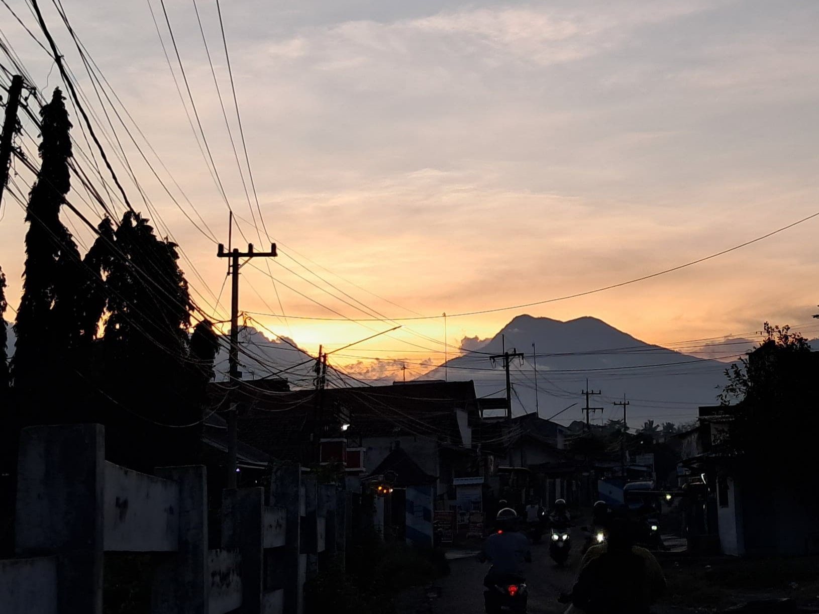 Senja pelarian para pecinta indie.
