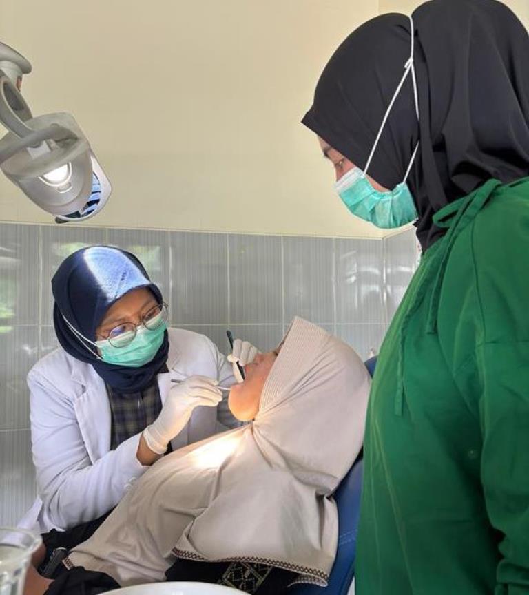 PELAYANAN PRIMA: drg Zhafira Rusydina, Sp BMM sedang memeriksa pasien di RSUD Genteng