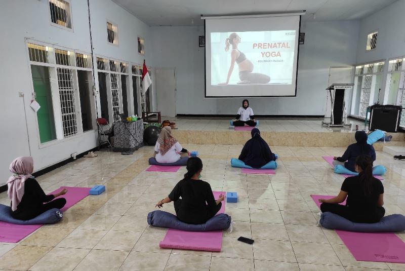 SEHAT: Para ibu hamil mengikuti senam yoga dalam pe;layanan Prenatal Yoga di RSU Bhakti Husada Krikilan, Kecamatan Glenmore