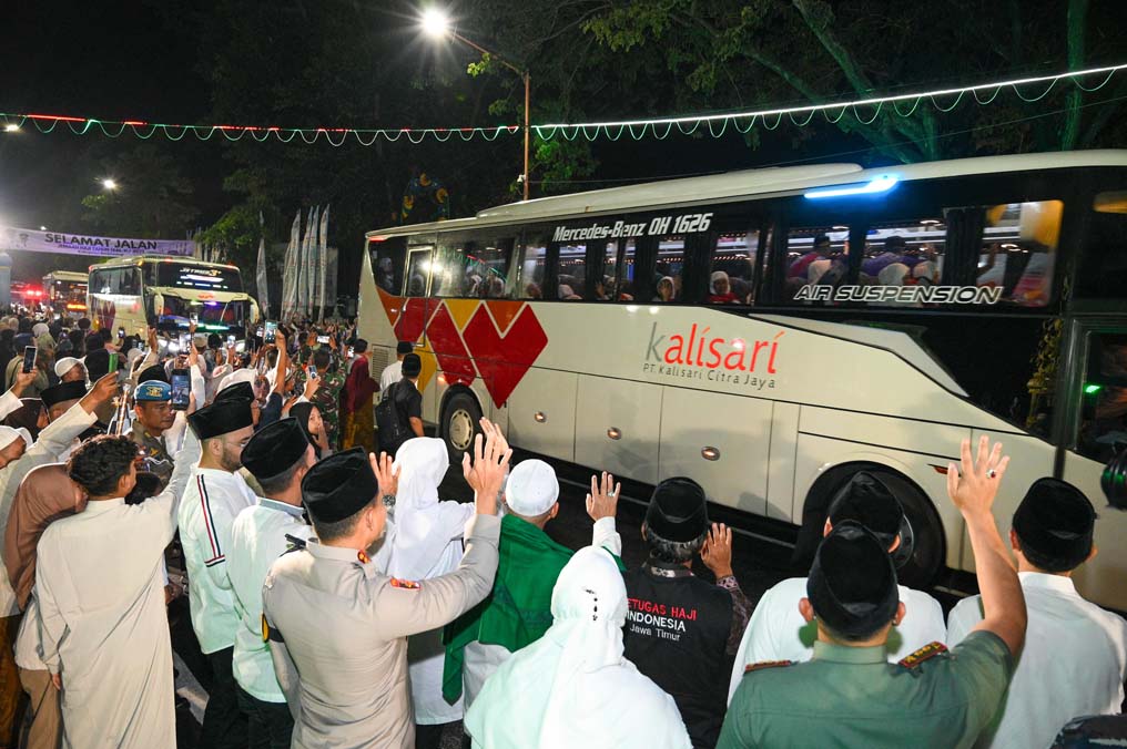CJH Banyuwangi yang tergabung dalam kloter 42 dan 43 berangkat Senin malam (12/5) di depan Kantor Pemkab Banyuwangi. (Ramada Kusuma/Radar Banyuwangi)