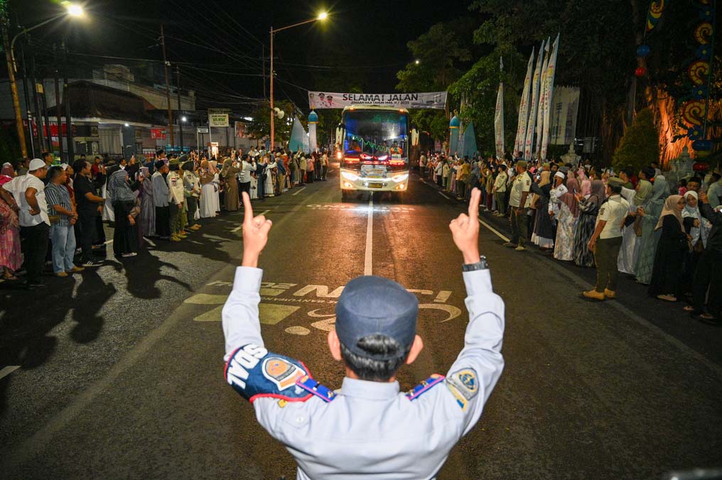 Jamaah haji Banyuwangi kloter 42 dan 43 berangkat lebih dulu, Senin (12/5) malam. (Ramada Kusuma/Radar Banyuwangi)