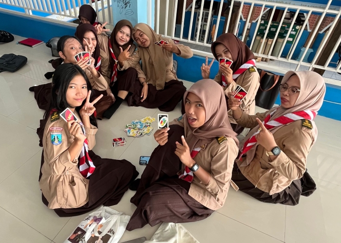 Bermain UNO jadi pilihan saat jam kosong sekolah.