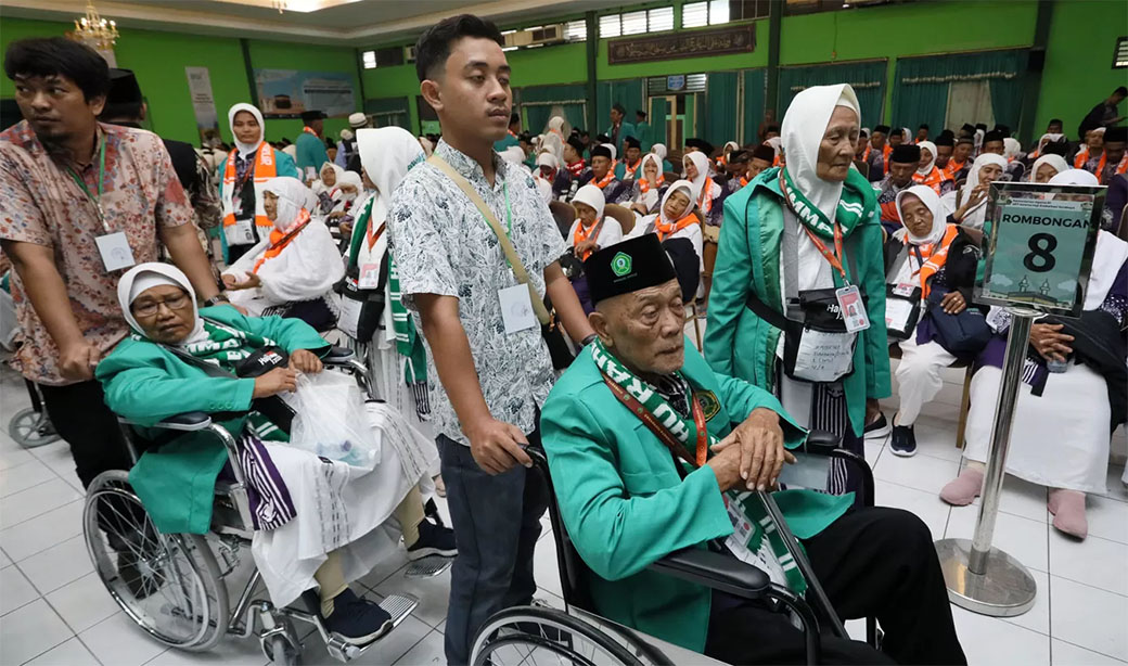Sejumlah CJH menggunakan kursi roda saat tiba di Gedung Mina setibanya di Asrama Haji Embarkasi Surabaya (AHES), Surabaya, Jawa Timur, Selasa (6/5/2025). (Puguh Sujiatmiko/Jawa Pos)
