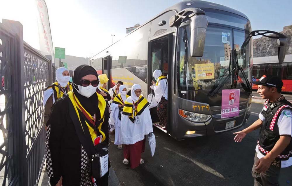 Calon Jemaah haji Indonesia turun dari bus Shalawat untuk beribadah di Masjidil Haram di terminal Syib Amir, Makkah, Arab Saudi, Senin (12/5). (Andika/MCH2025)