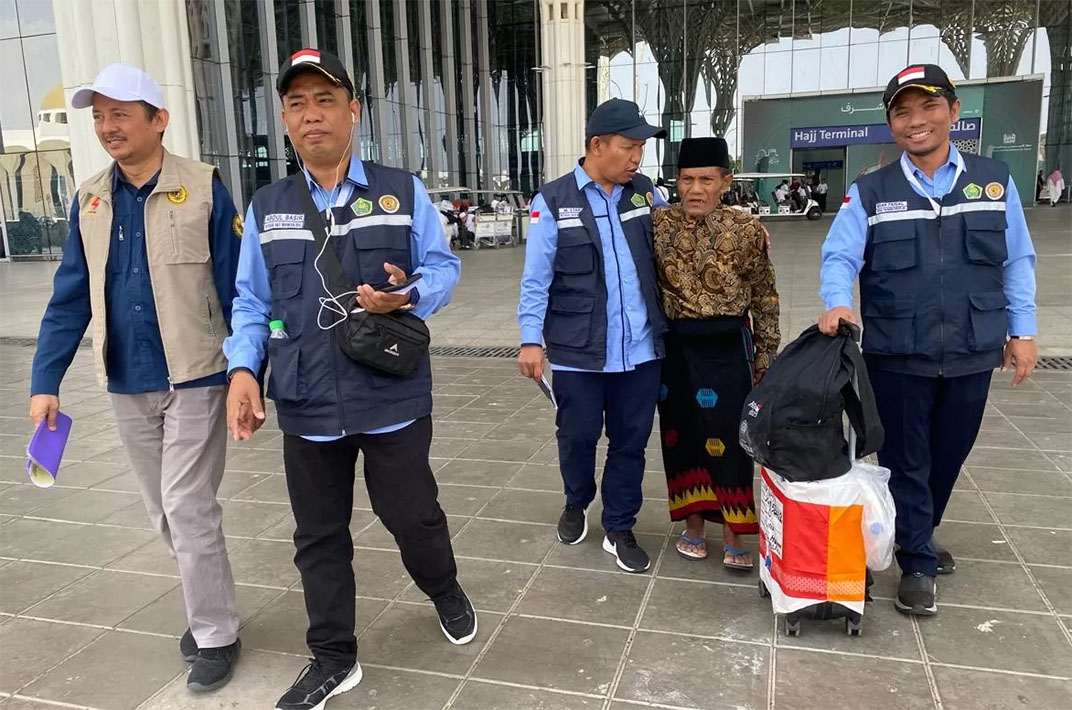 Kadaker Bandara Abdul Basir Didampingi Sekretaris Daker Bandara Ihsan Faisal dan Petugas Konjen RI mengantarkan Kakek Hanafi Abu Bakar ke hotel. (Media Center Haji 2025)