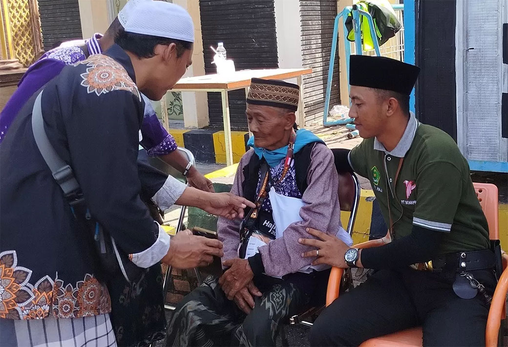 Enjo Endin Parmo, 70 tahun, jamaah asal Jenggawah, Kabupaten Jember, mengalami demensia dan tiba-tiba ingin pulang karena lupa memberi makan sapi peliharaannya. (Humas PPIH Embarkasi Surabaya)
