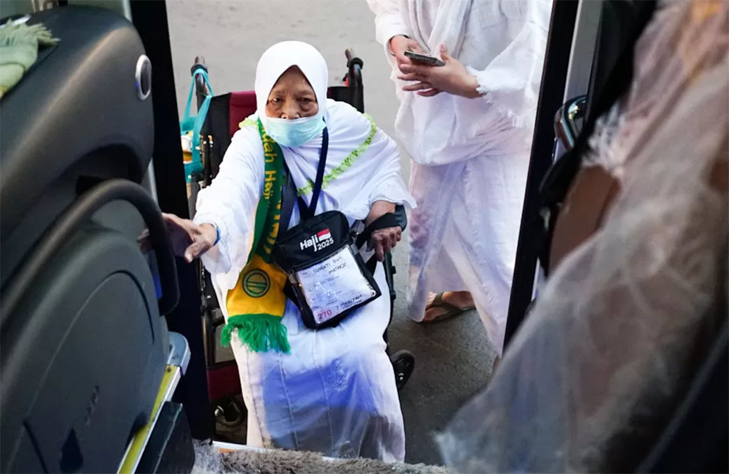 Calon jemaah haji lansia masuk ke bus untuk menuju Bir Ali. Di sana, seluruh calon jemaah haji akan mengambil miqat atau berniat dan menuju Makkah. (Dhimas Ginanjar/JawaPos.com)