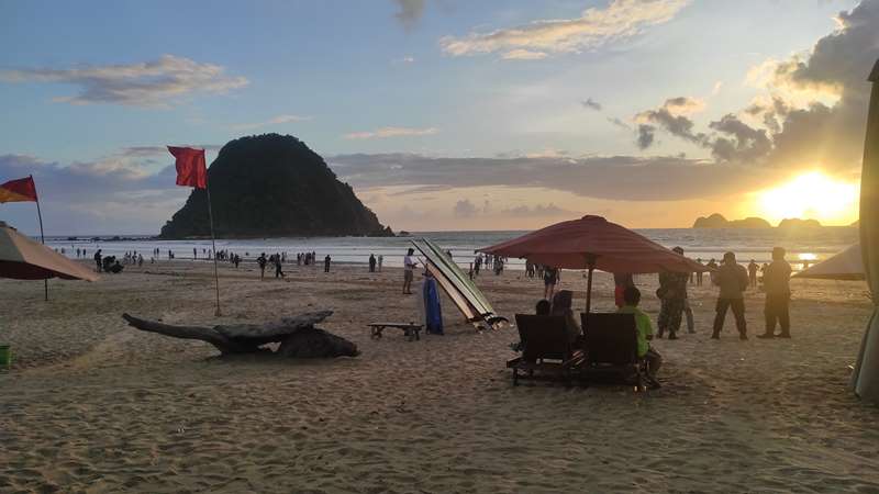 PADAT: Wisatawan menikmati sunset di Pantai Pulau Merah  Dusun Pancer, Desa Sumberagung, Kecamatan Pesanggaran, Senin (12/5).