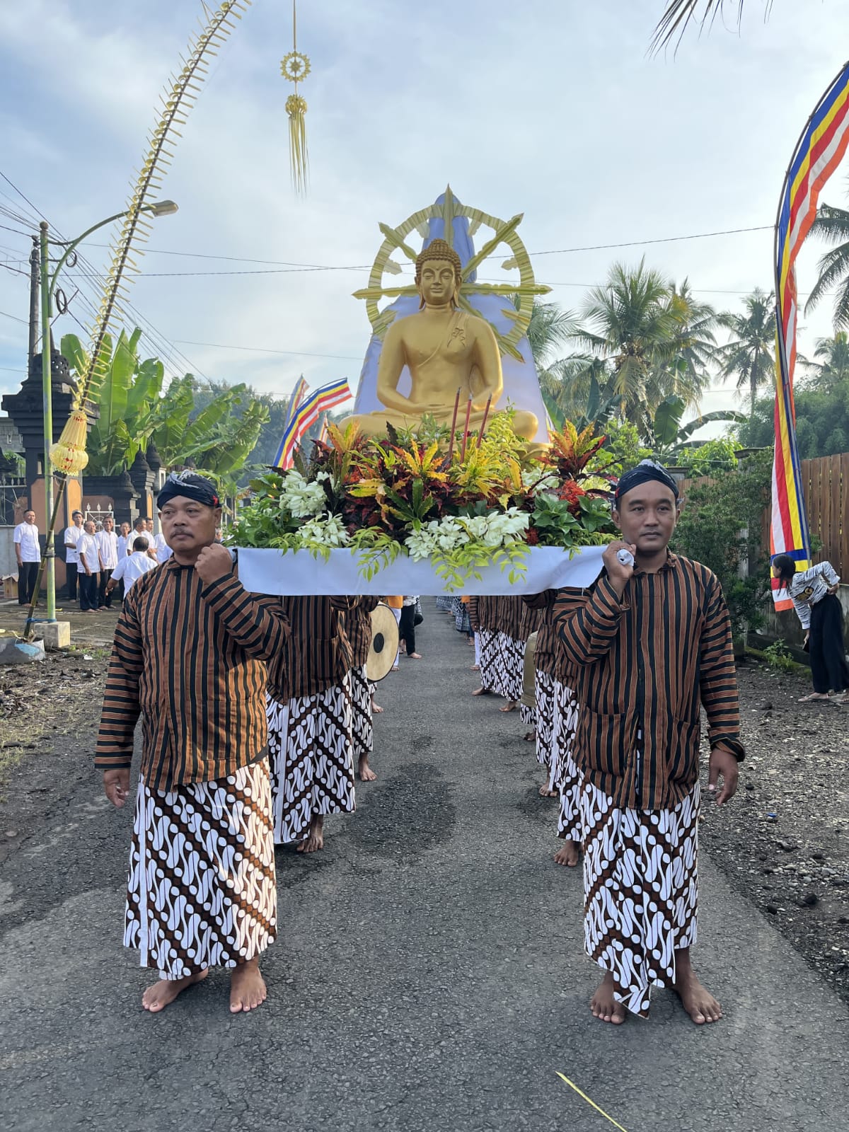 KELILING KAMPUNG: Umat Buddha Vihara Dhamma Mukti, Dusun Sidomukti, Desa Yosomulyo, Kecamatan Gambiran mengadakan kirab rupang dengan keliling kampung Senin (12/5).