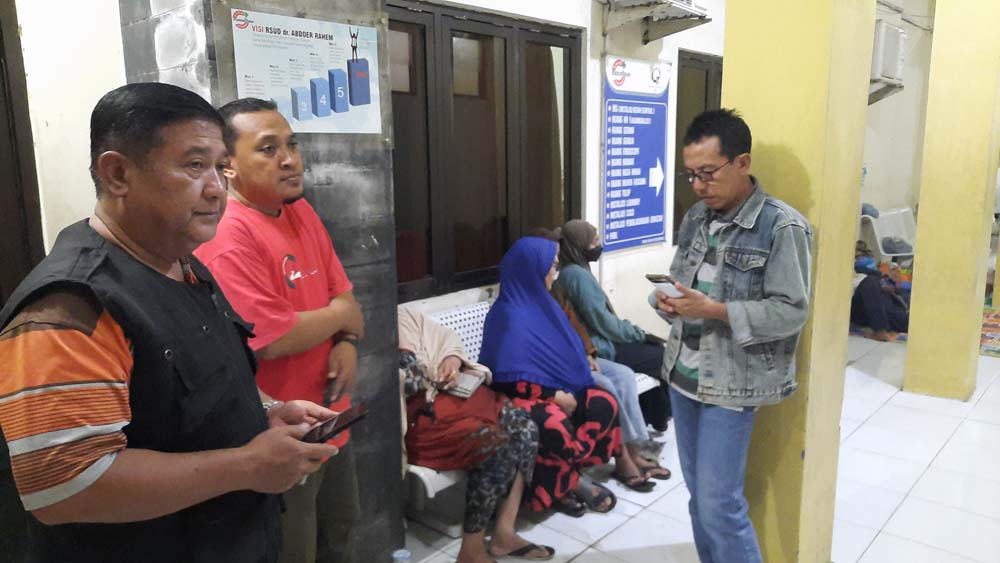 CEMAS: Keluarga korban kebakaran menunggu korban yang sedang menjalani perawatan intensif di ICU RSUD dr Abdoer Rahem Situbondo, Selasa (13/5).