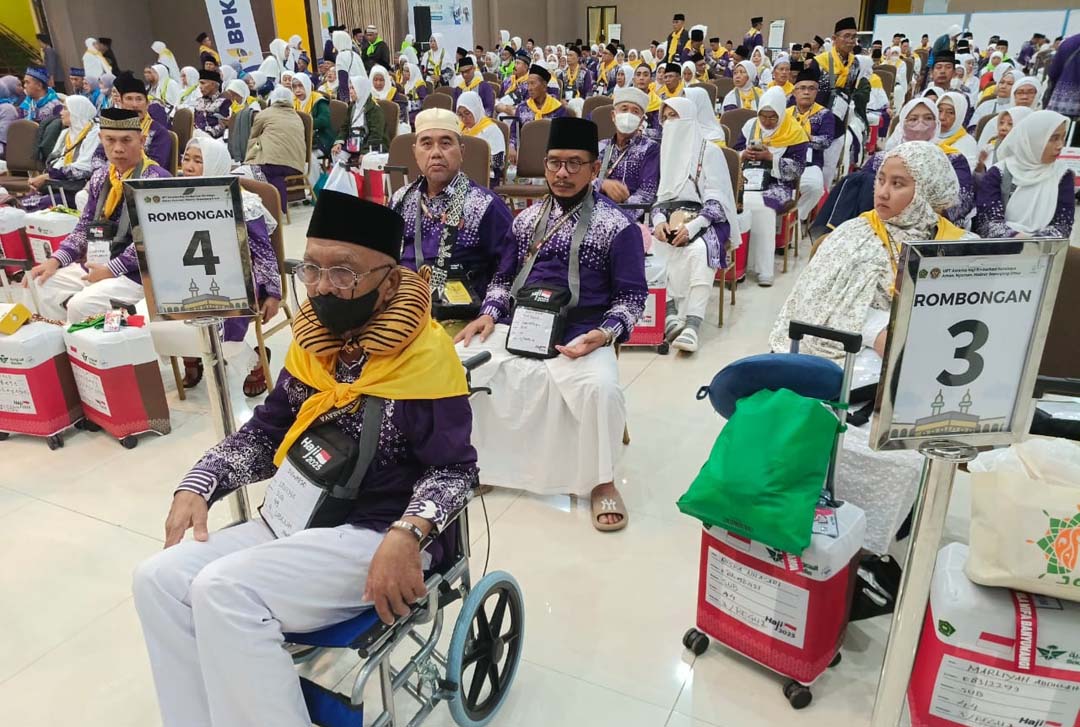 CJH Banyuwangi yang tergabung dalam kloter 42 dan 43 tiba di Asrama Haji Sukolilo, Surabaya, Selasa (13/5).