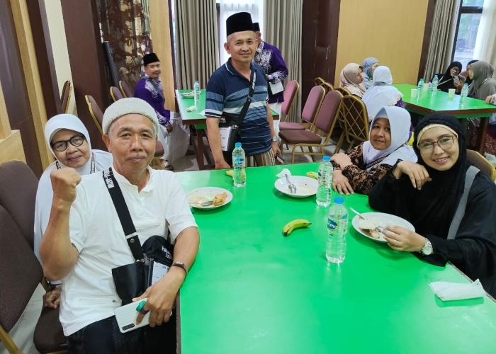 Ketua kloter 44 Abdul Wahid saat menyapa JCH yang tergabung dalam KBIHU Sabilillah Banyuwangi.