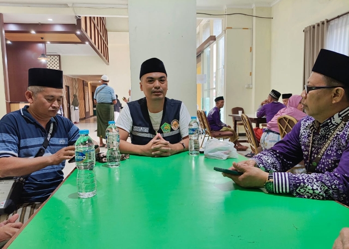 Petugas Haji Indonesia kloter 44 Zainur Rofiq bersama Ketua Kloter 44 Abdul Wahid saat kordinasi bersama ketua rombongan.