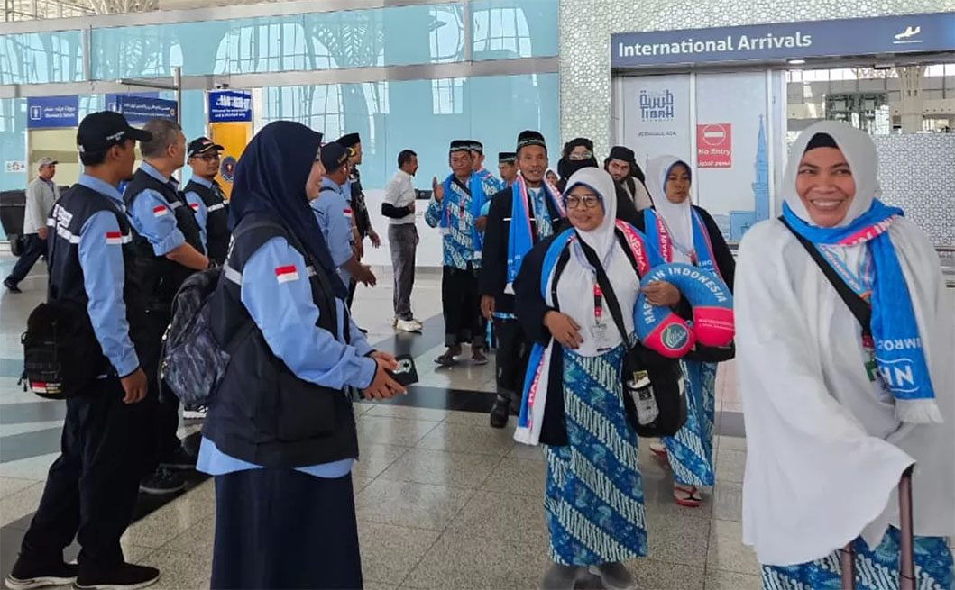Calon jemaah haji khusus saat mendarat di Bandara Madinah, Selasa (13/5). (MCH 2025)