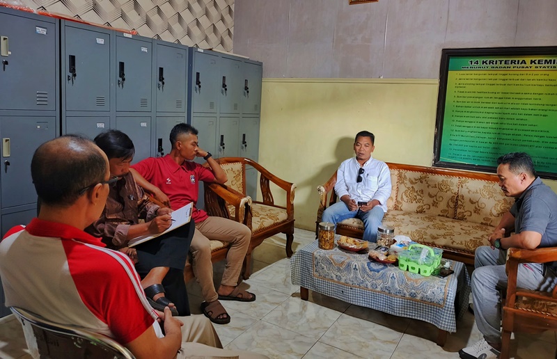 DEADLOCK: Pertemuan panitia untuk membahas penjaringan Kepala Dusun Krajan 1, Desa/Kecamatan Tegalsari yang disoal salah satu peserta Ali Maftuhin,Selasa (13/5).