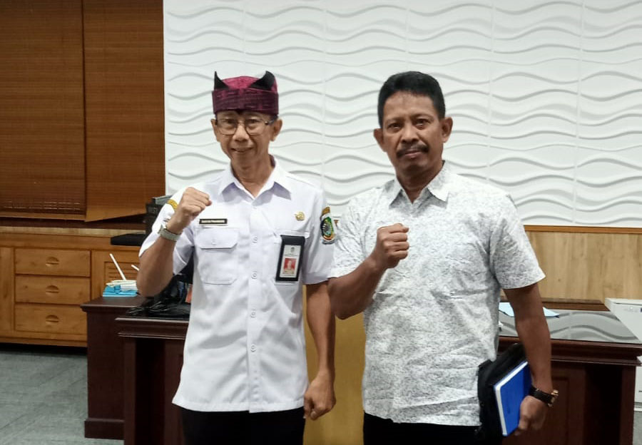 PJ Sekkab Banyuwangi Guntur Priambodo bersama Surtiyono, pengurus ISSI Banyuwangi. (Dok. Surtiyono)