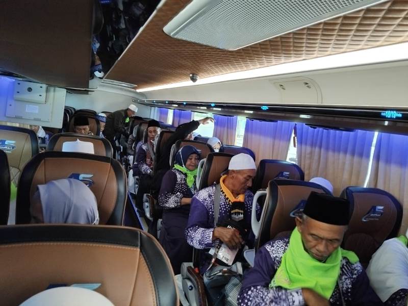 BERSIAP: Para CJH Kloter 43 dengan raut sumringah akan turun di Bandara King Abdul Azis Madinah langsung sujud syukur Rabu (14/5).