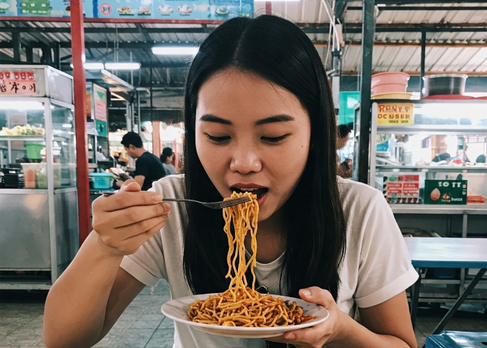 Mie ayam goreng, versi kering mie ayam tradisional, hadir dengan rasa gurih, manis, dan pedas.