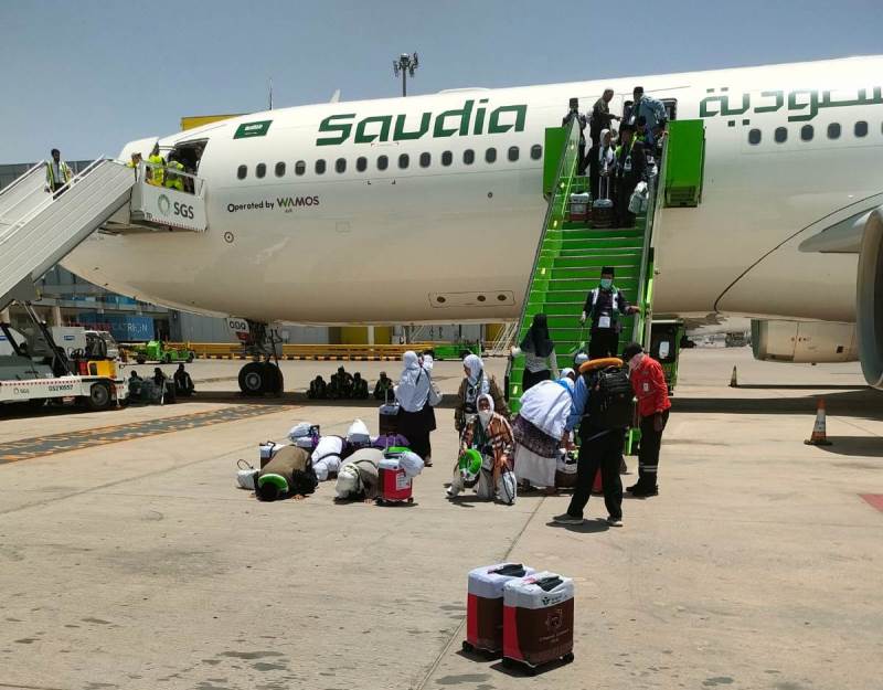 SUJUD SYUKUR: Begitu turun dari pesawat, sebagian jamaah kloter 43 langsung sujud syukur di Bandara Internasional Prince Mohammad Bin Abdulazis Madinan,Rab (14/5)