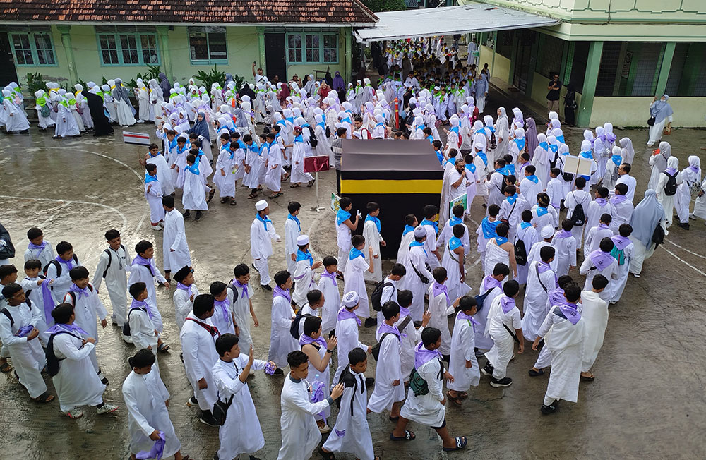 SEMPURNAKAN PEMBELAJARAN: Para siswa antusias mengikuti manasik haji di kompleks Perguruan Al Irsyad Banyuwangi pada Sabtu (10/5).