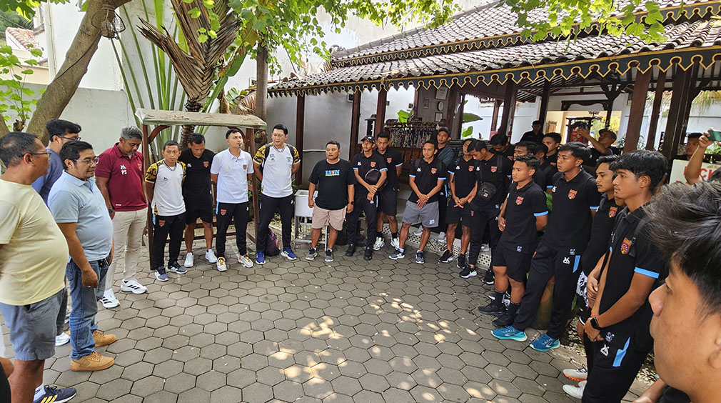 BELUM TUNTAS: Presiden Persewangi Handoko menyemangati skuad Persewangi menjelang laga akhir Grup B Liga 4 di Stadion Mandala Krida, Jogjakarta, Rabu (14/5).
