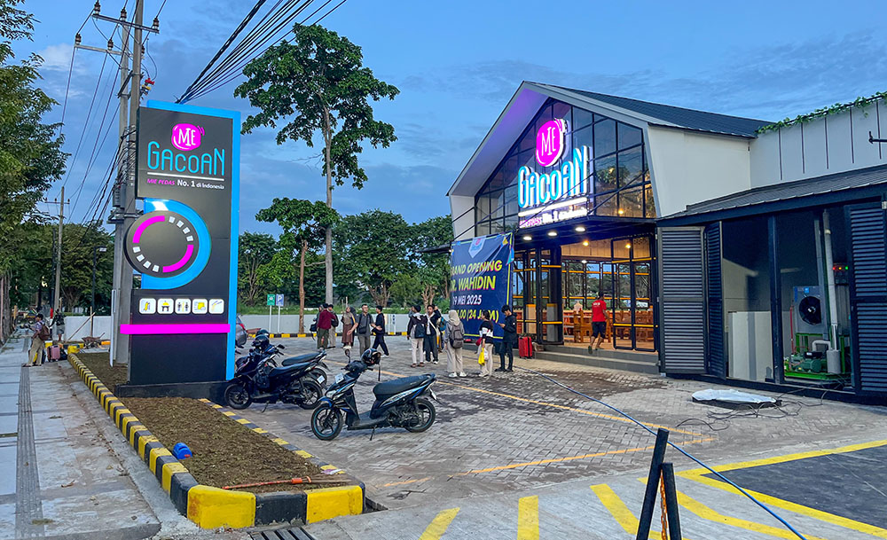 Bangunan gerai Mie Gacoan berdiri megah di sebelah selatan Taman Blambangan. Saat ini Persetujuan Kesesuaian Kegiatan Pemanfaatan Ruang (PKKPR) dalam proses validasi.
