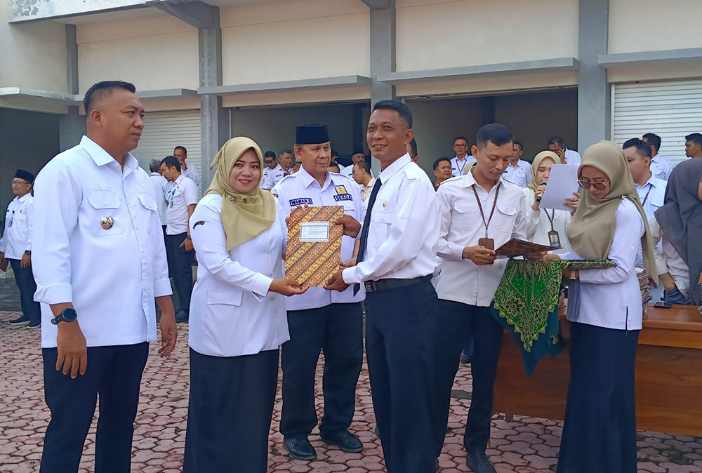Bupati Mas Rio menyerahkan SK pengangkatan ASN di lingkungan Pemkab Situbondo.