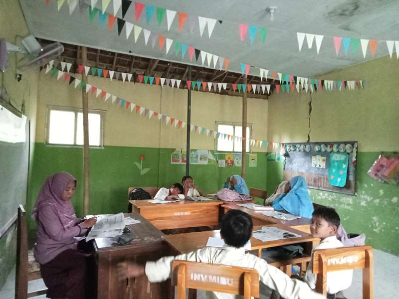 WAS-WAS: Konsentrasi guru dan siswa MI Bahrul Ulum Dusun Pandansari, Desa Sarimulyo, Kecamatan Cluring sering terganggu takut bangunan sekolahnya roboh Rabu (14/5).